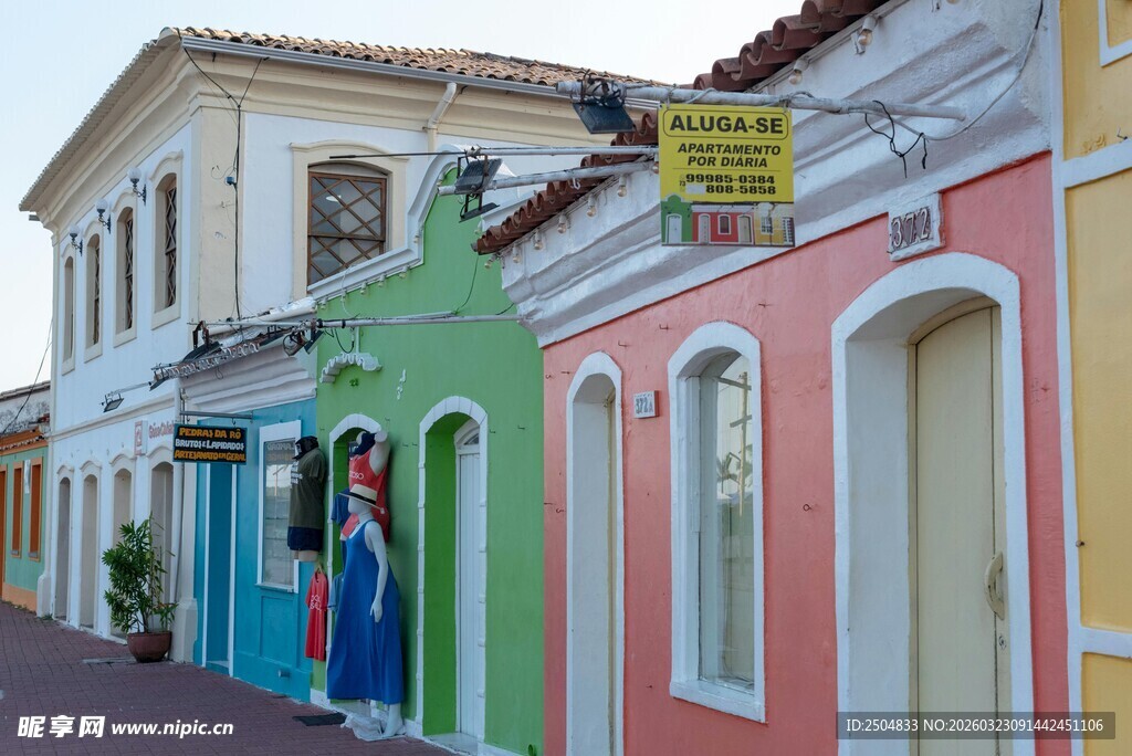 彩色街道上的古老建筑