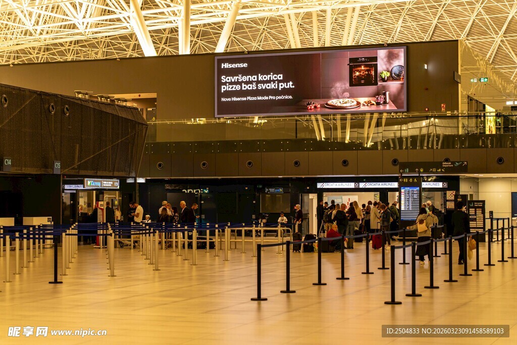 机场大厅排队等候场景