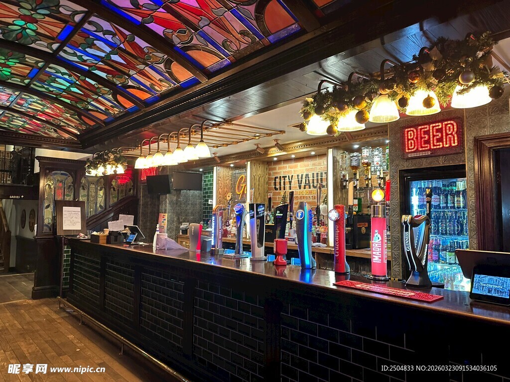 复古风格酒吧内部场景