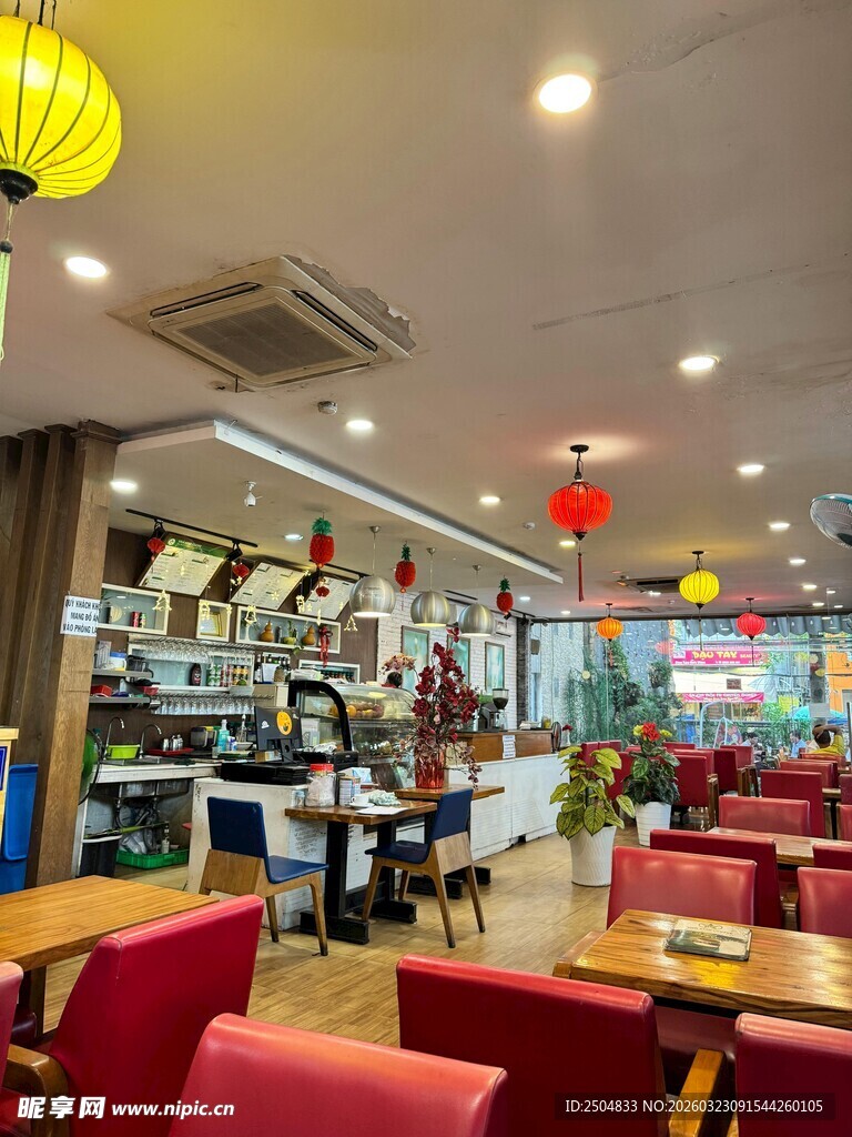 温馨热闹的餐厅室内场景