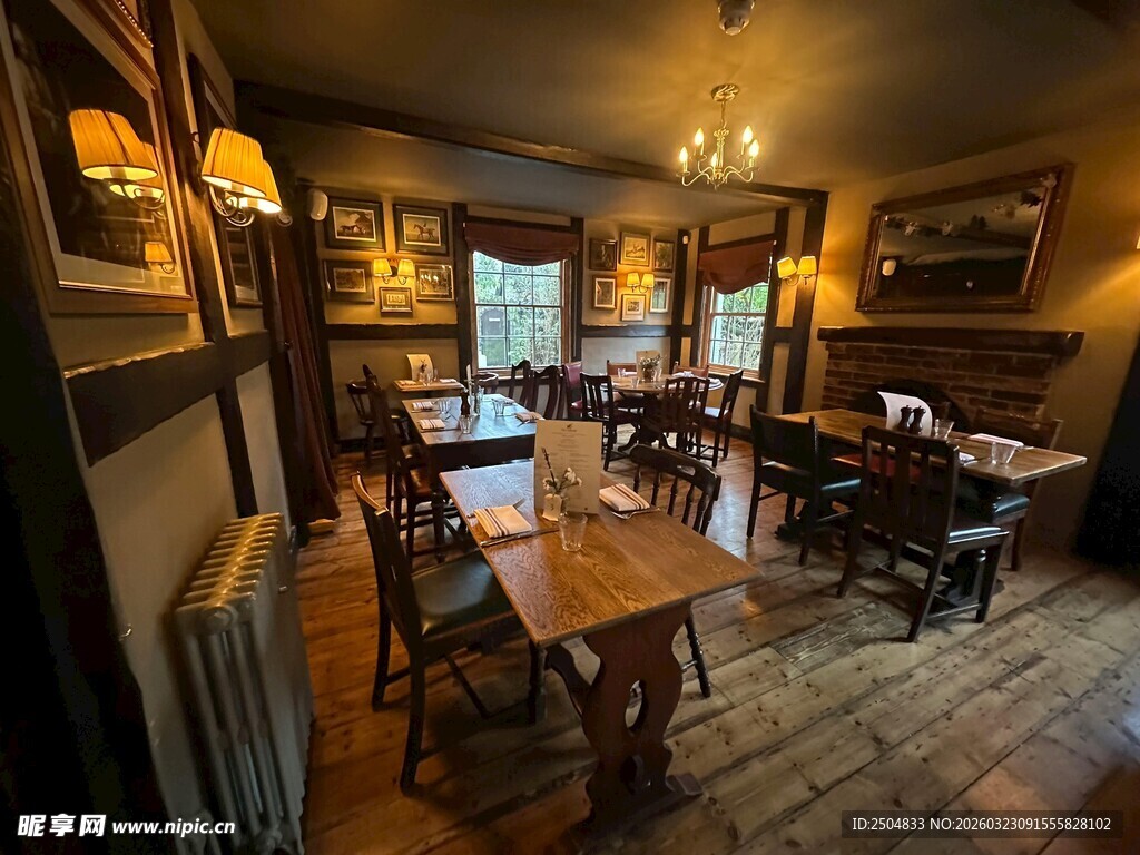 温馨复古风格的餐厅室内