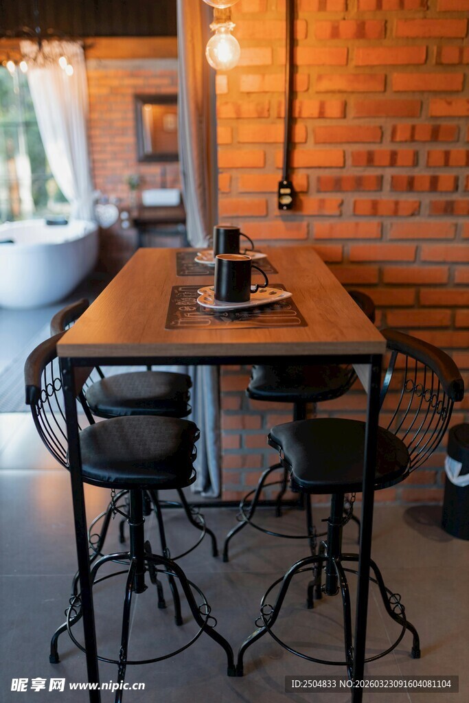 工业风木质吧台桌椅组合