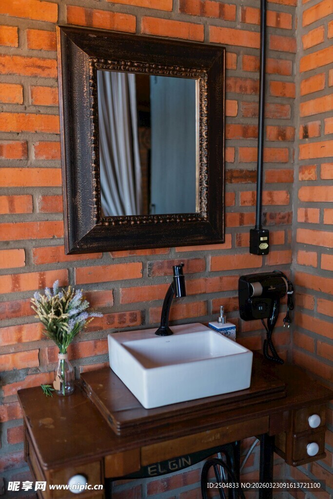 砖墙边的简约洗手台设计