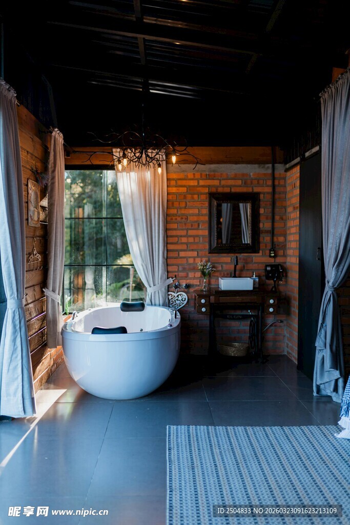 木质浴室中的优雅浴缸