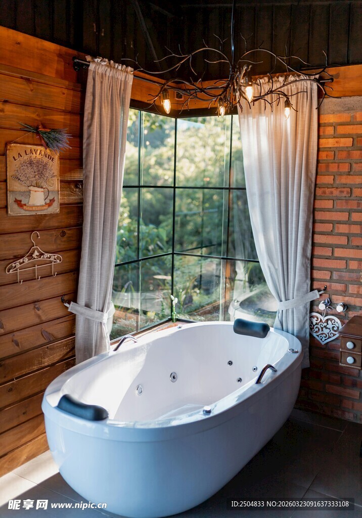 木质浴室中的优雅浴缸