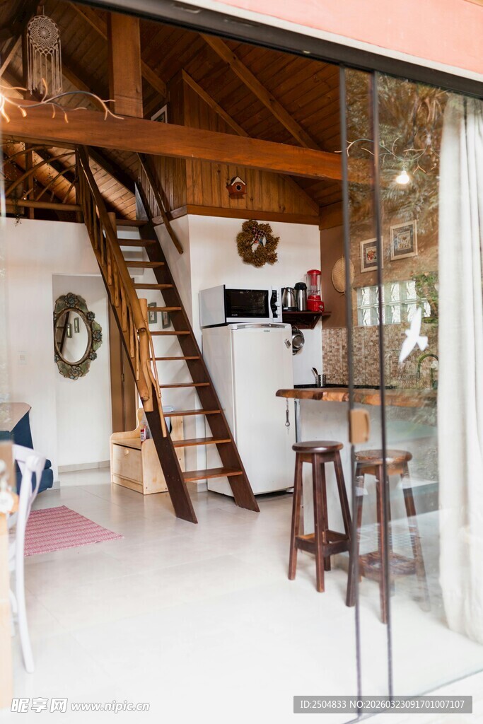 温馨木质阁楼室内空间