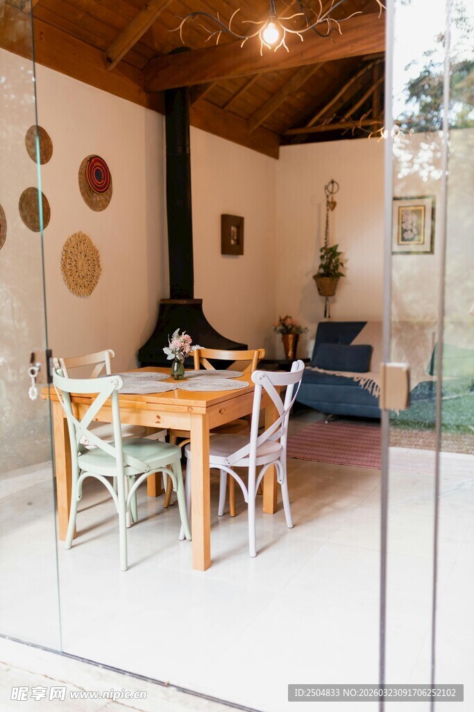 温馨简约风室内用餐空间