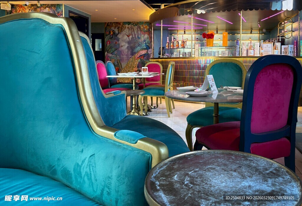 多彩复古风咖啡馆座椅陈设