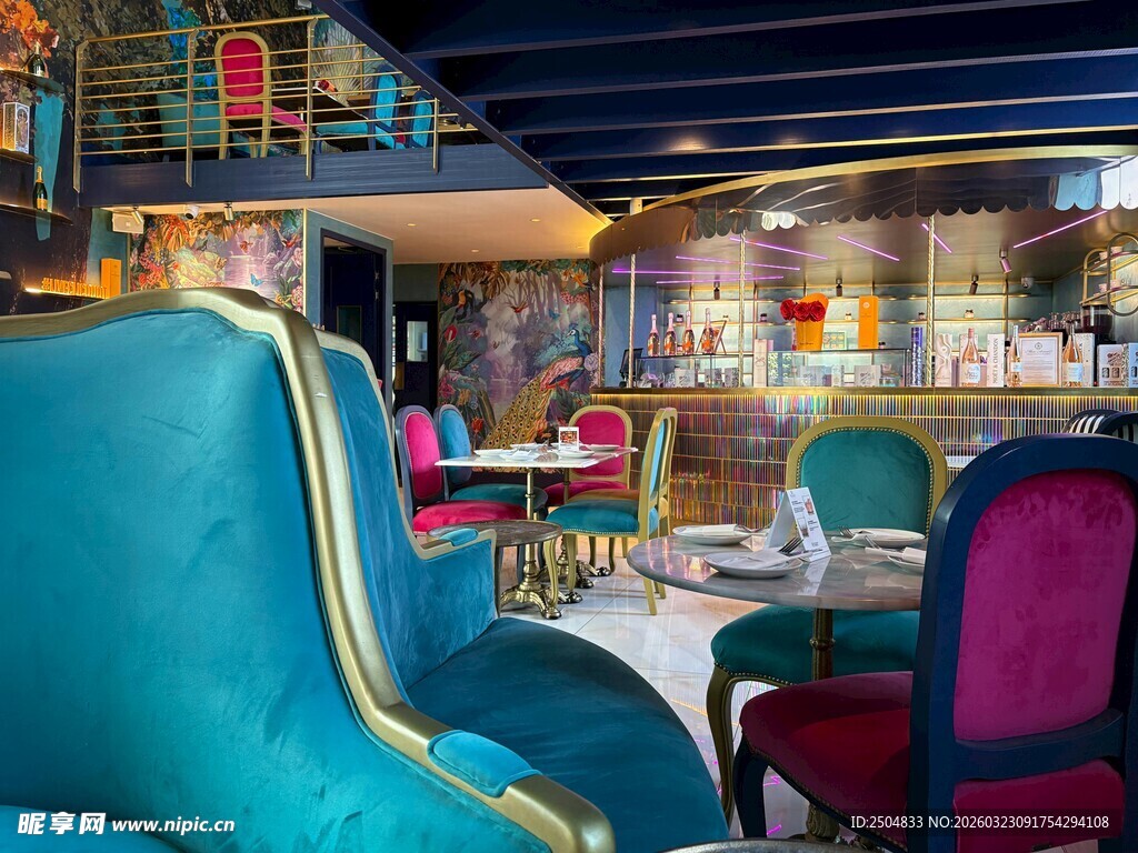 时尚多彩的酒吧休闲空间