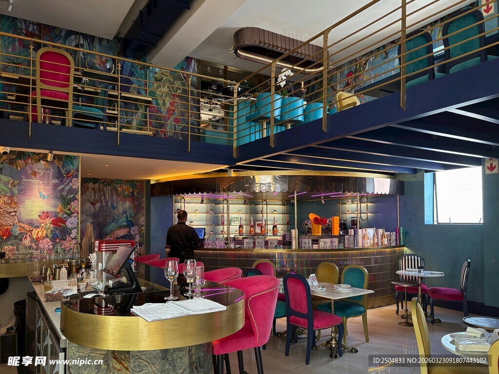 时尚多彩的餐厅内部空间