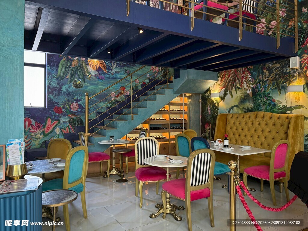 复古风餐厅室内多彩装饰