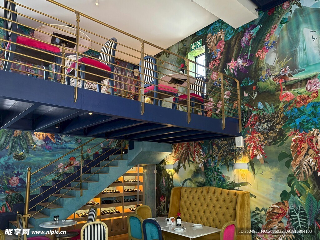 梦幻涂鸦风室内空间场景