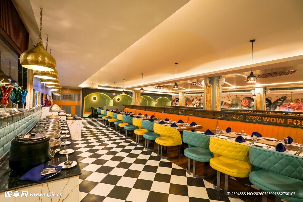 时尚多彩的餐厅内部景致