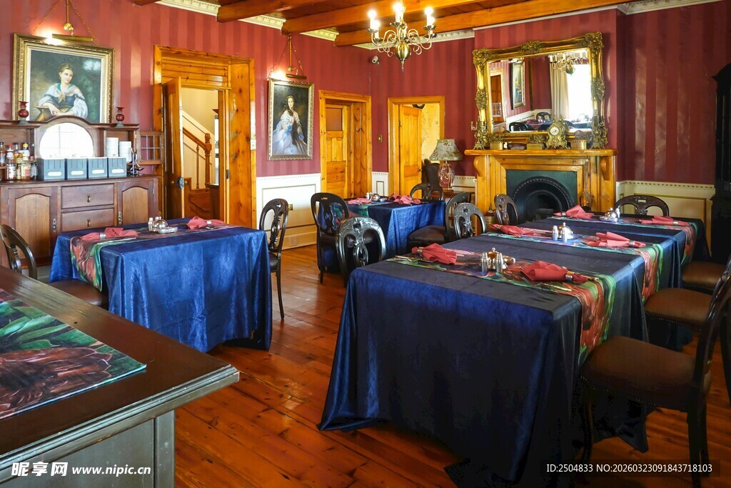 复古风格的温馨室内聚会场景