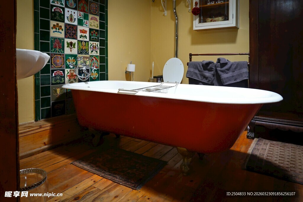 复古红色浴缸装点浴室空间