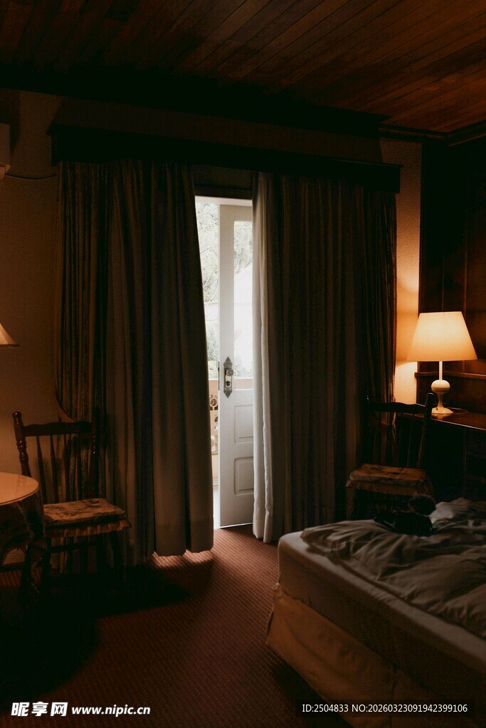 温馨卧室 窗外微光透入