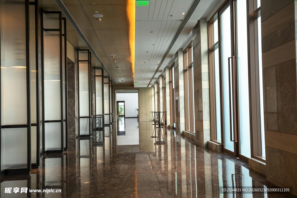 现代风格宽敞明亮的走廊