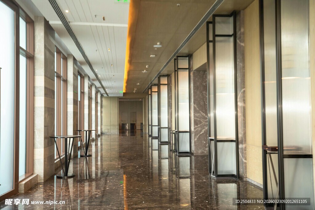 现代宽敞的走廊空间