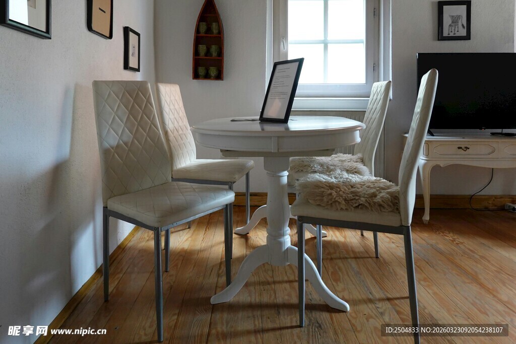 简约现代风室内桌椅场景