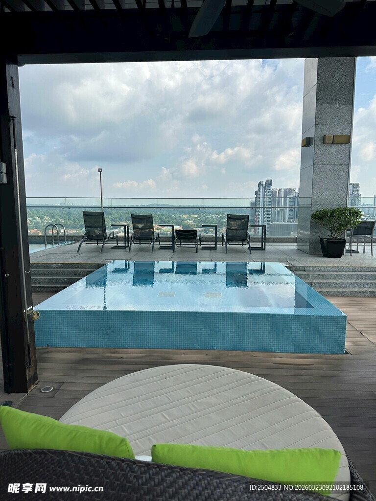 现代露台泳池休闲空间