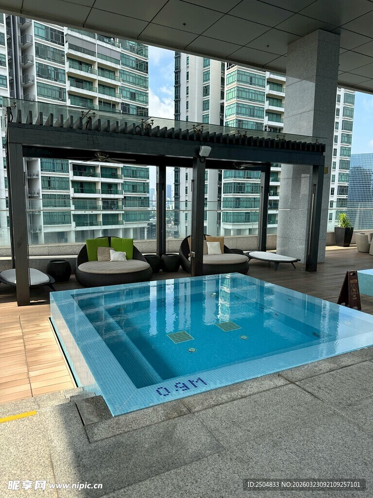 室内泳池与窗外高楼景观