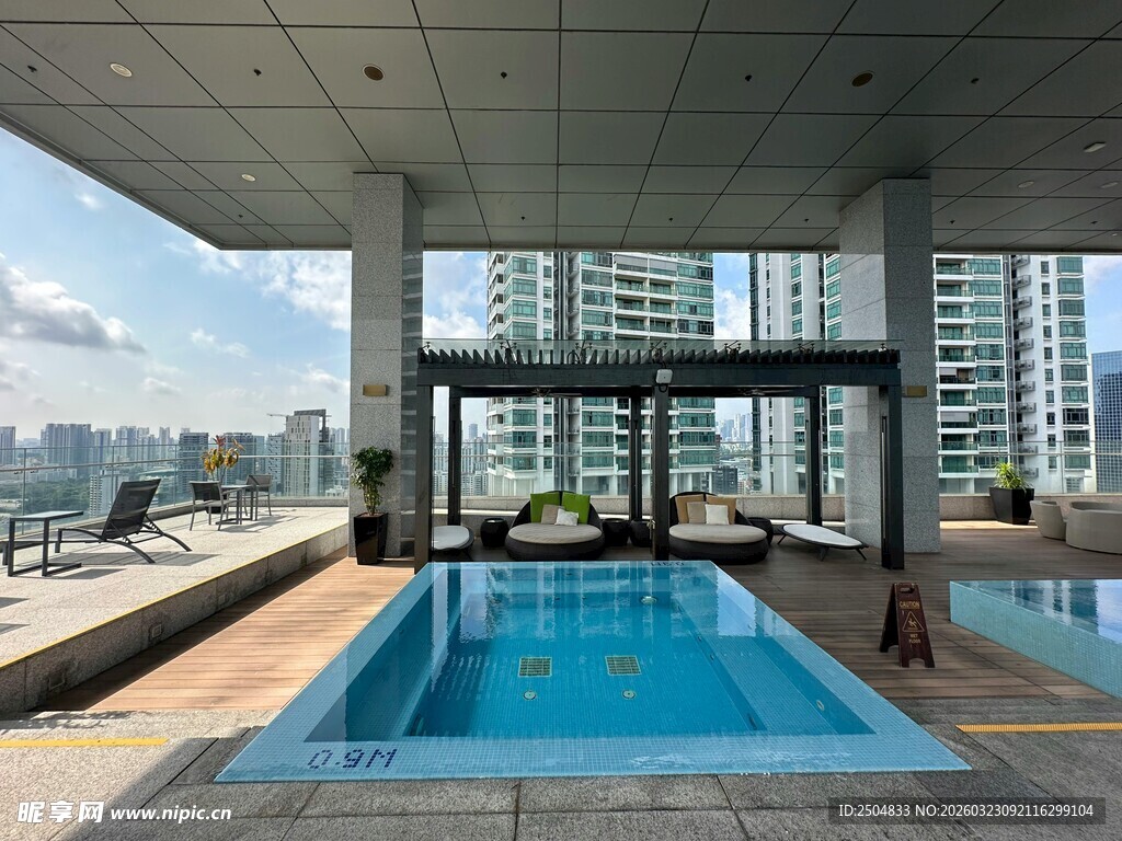 屋顶泳池 城市天际线景观