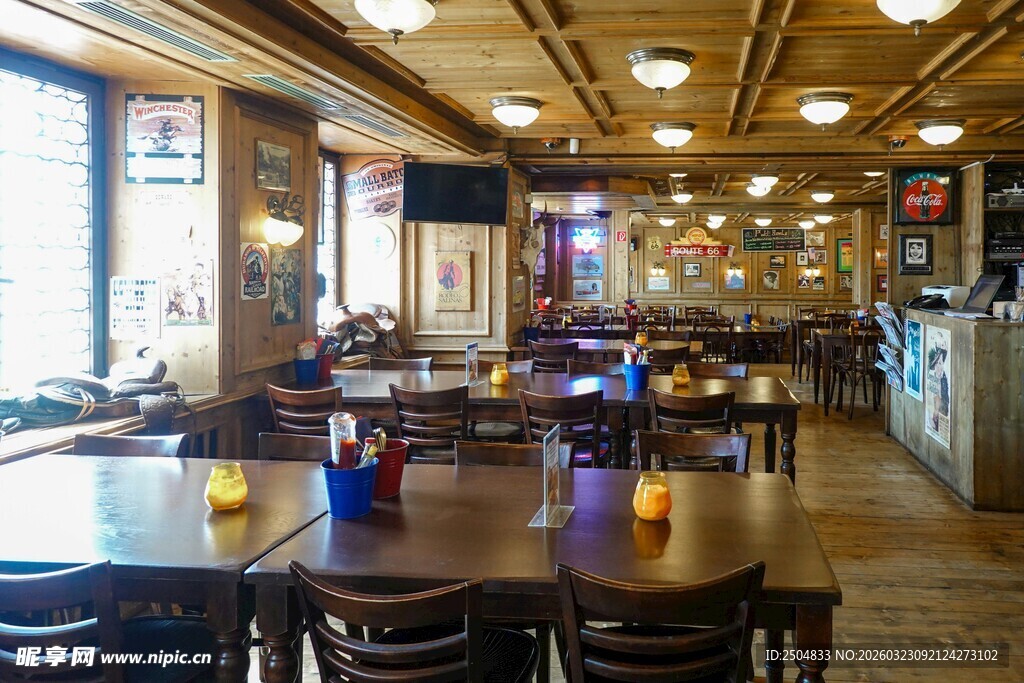 温馨舒适的室内餐厅环境