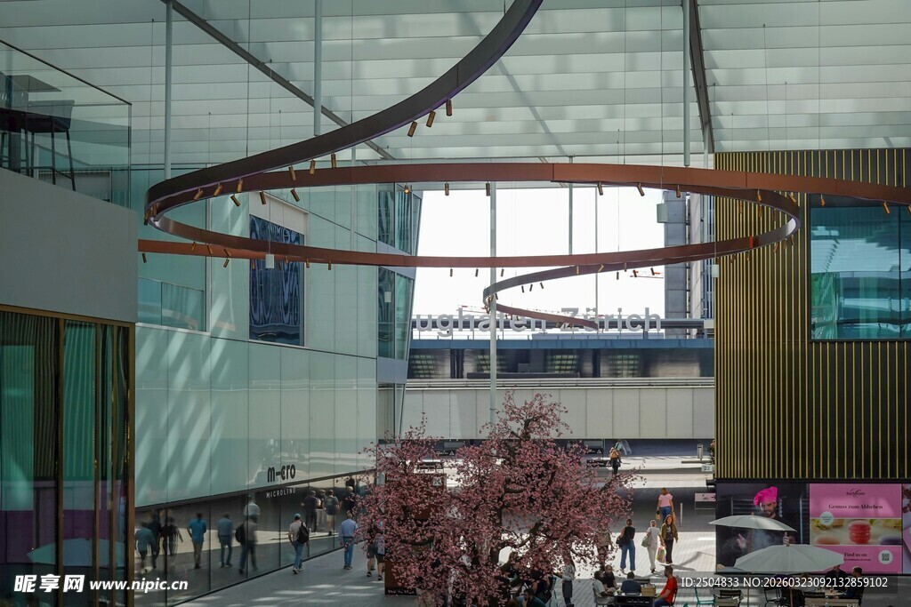 商场内的螺旋形空中步道