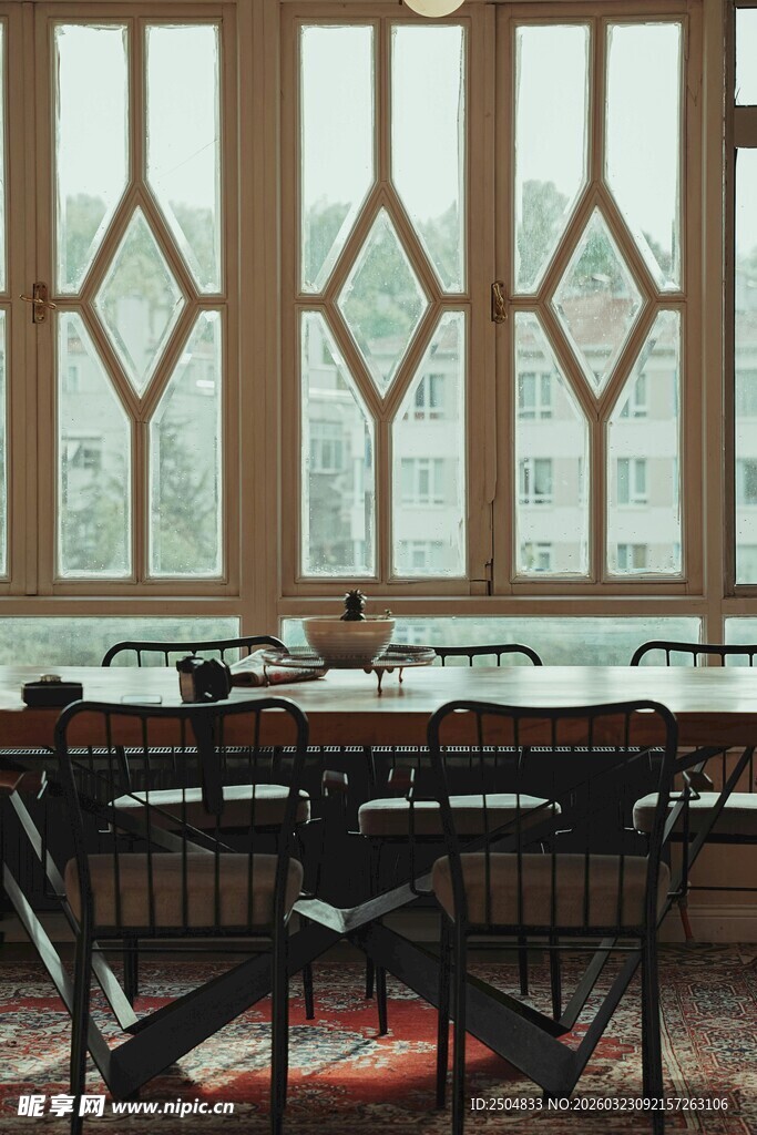 复古风格窗边桌椅室内景致