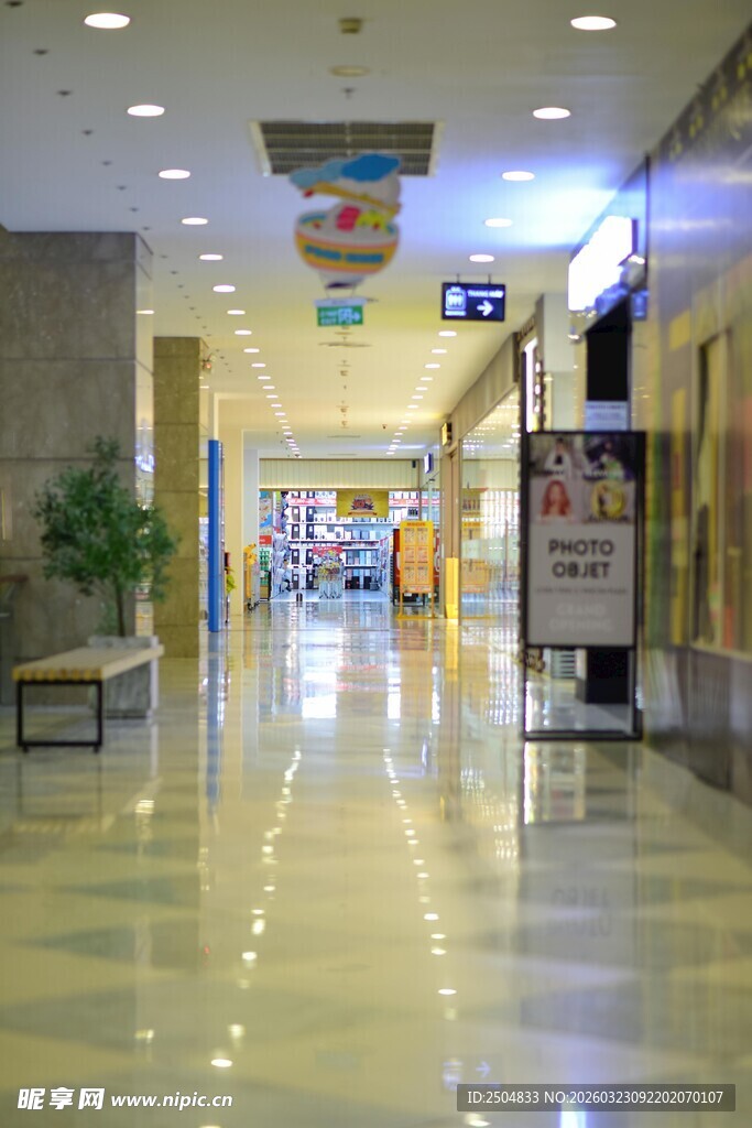 宽敞明亮的商场内部通道