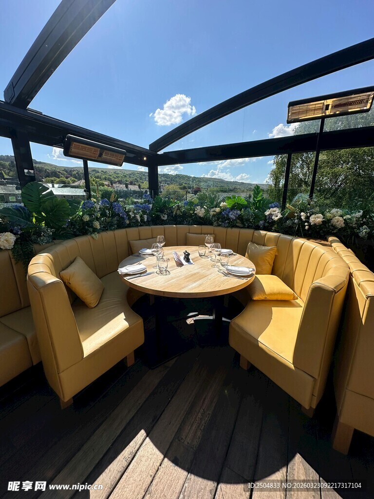 户外露台舒适休闲沙发区