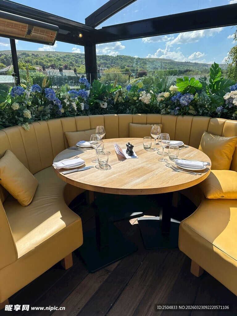 户外露台舒适用餐空间