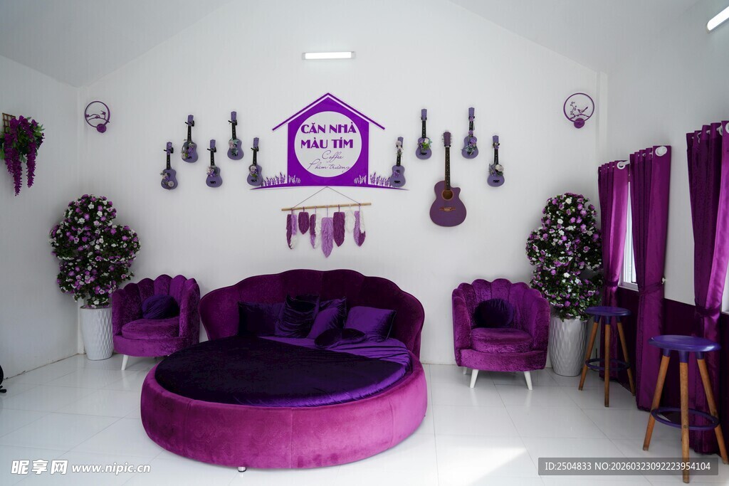 紫色梦幻客厅软装布置