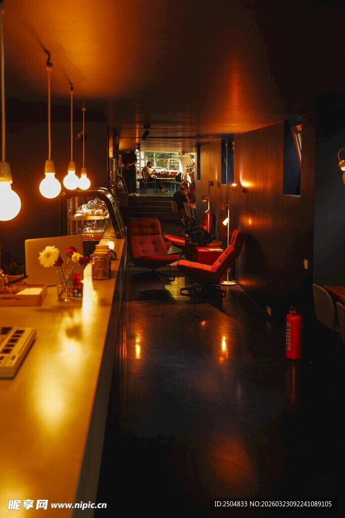 温馨酒吧内景灯光氛围感十足