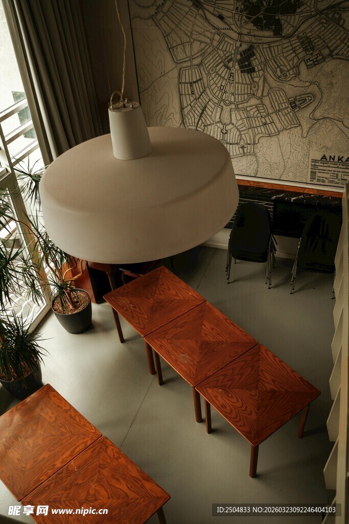 现代感室内空间与长桌灯具