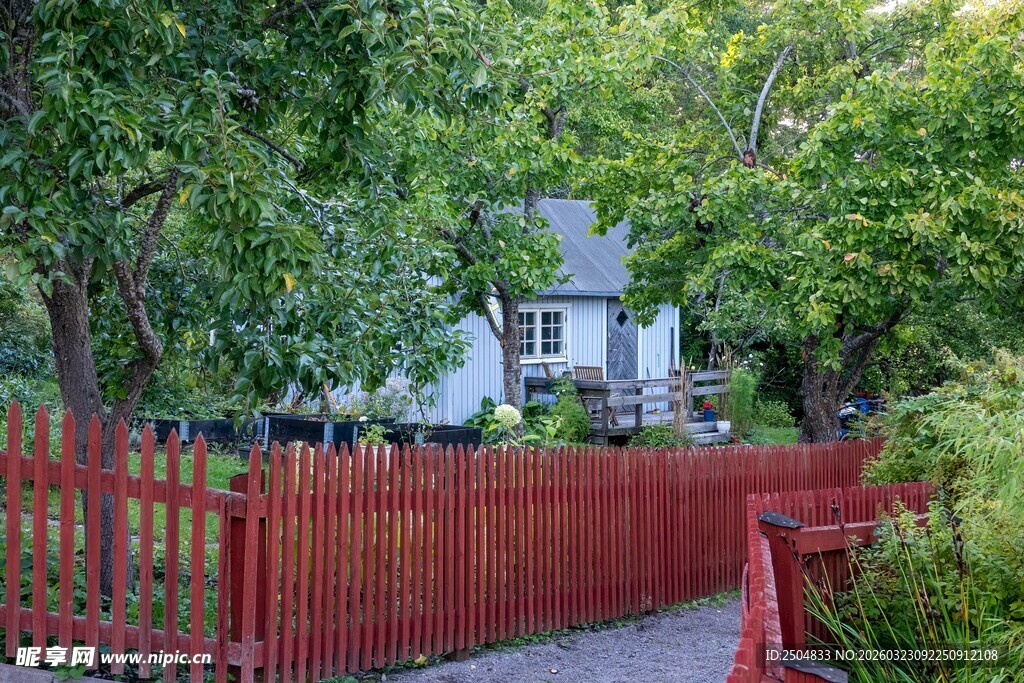 红栅栏环绕的林间小屋