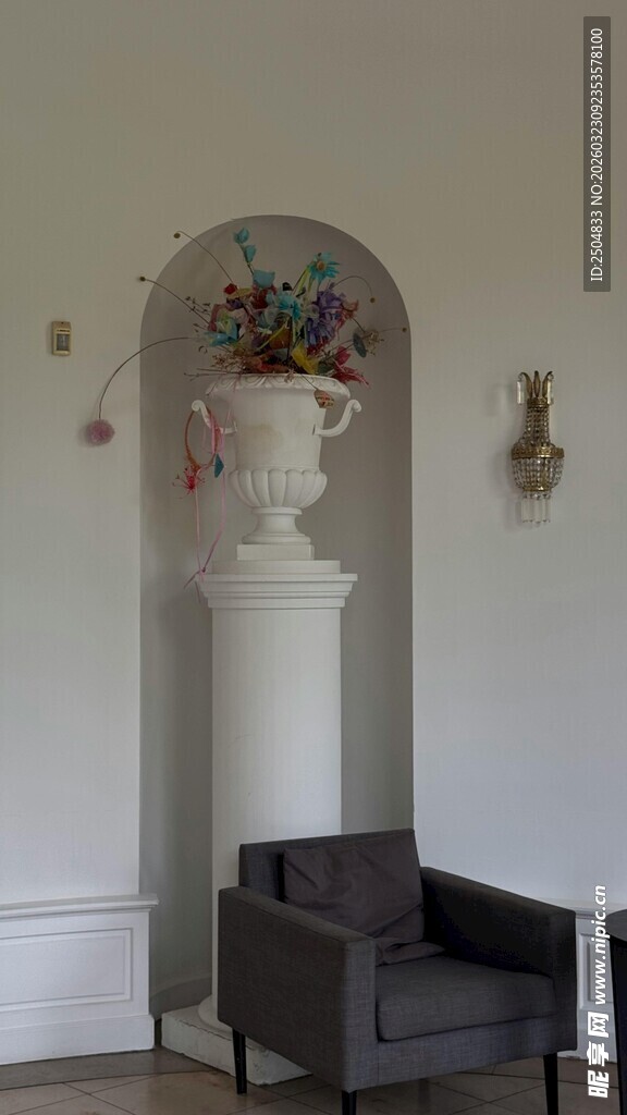 室内拱形墙旁的装饰摆件