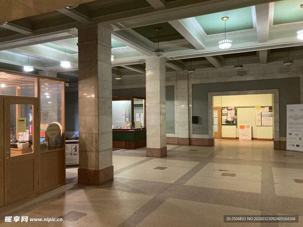 宽敞明亮的室内展览空间