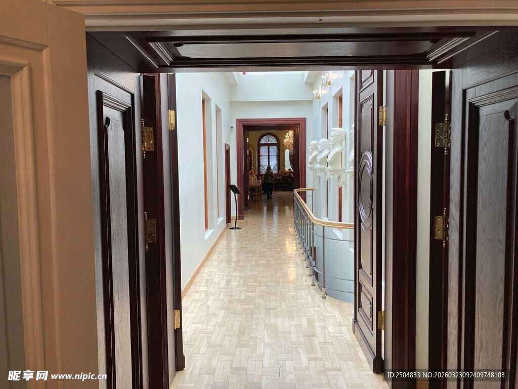 宽敞明亮的 居走廊空间