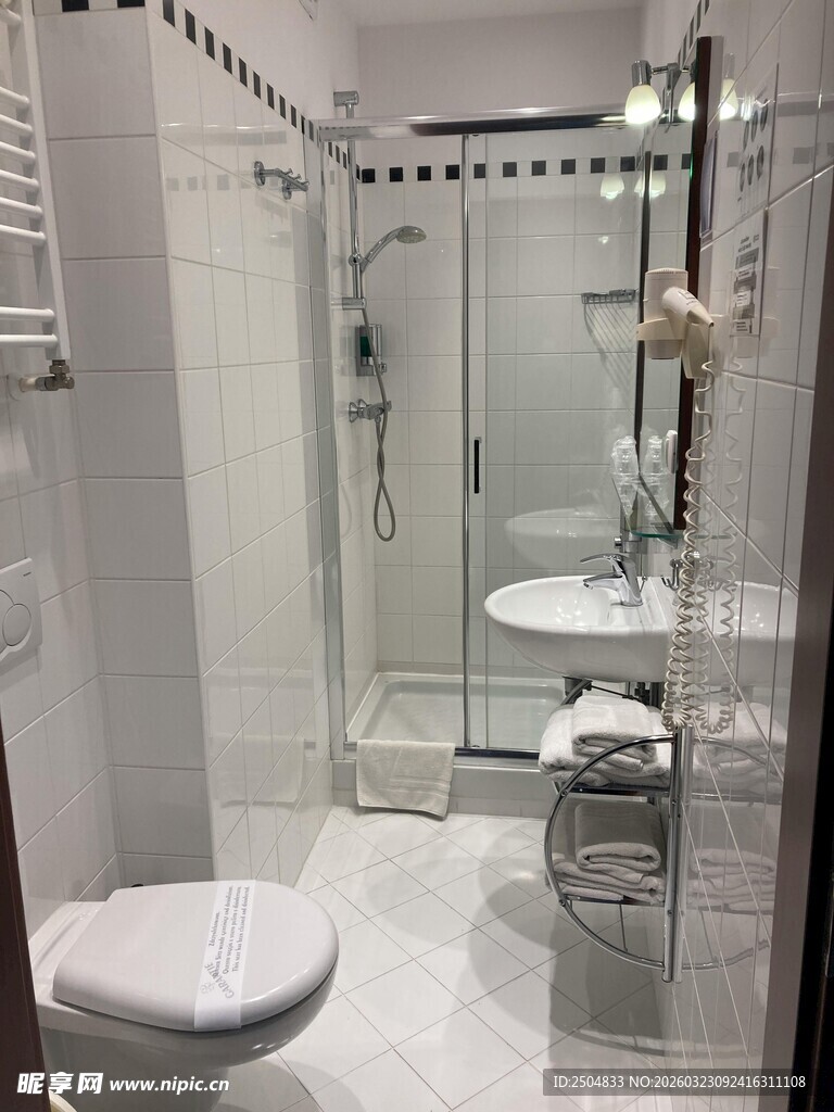 简约现代风格白色系浴室