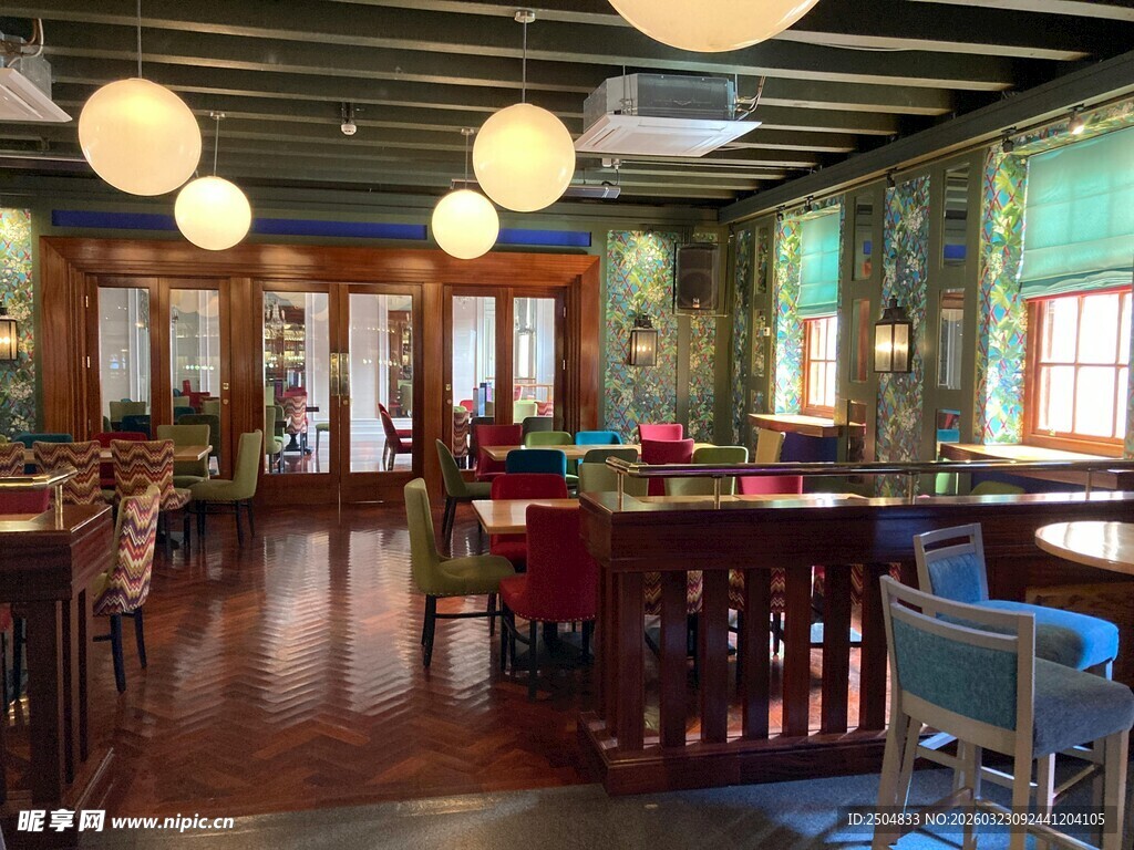 复古风餐厅室内温馨场景