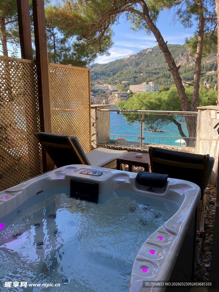 海景旁的舒适户外按摩浴缸