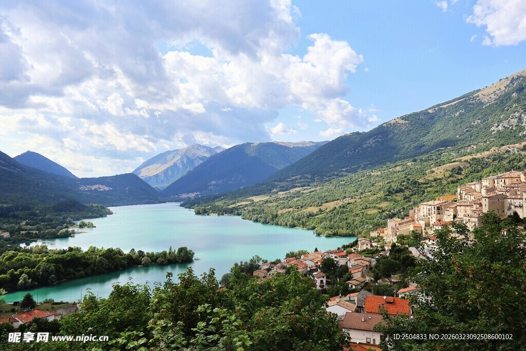 秀丽山水间的迷人湖景