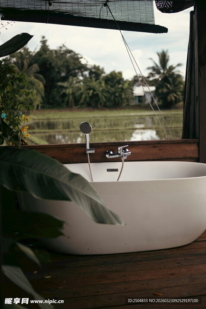 户外木质露台的白色浴缸