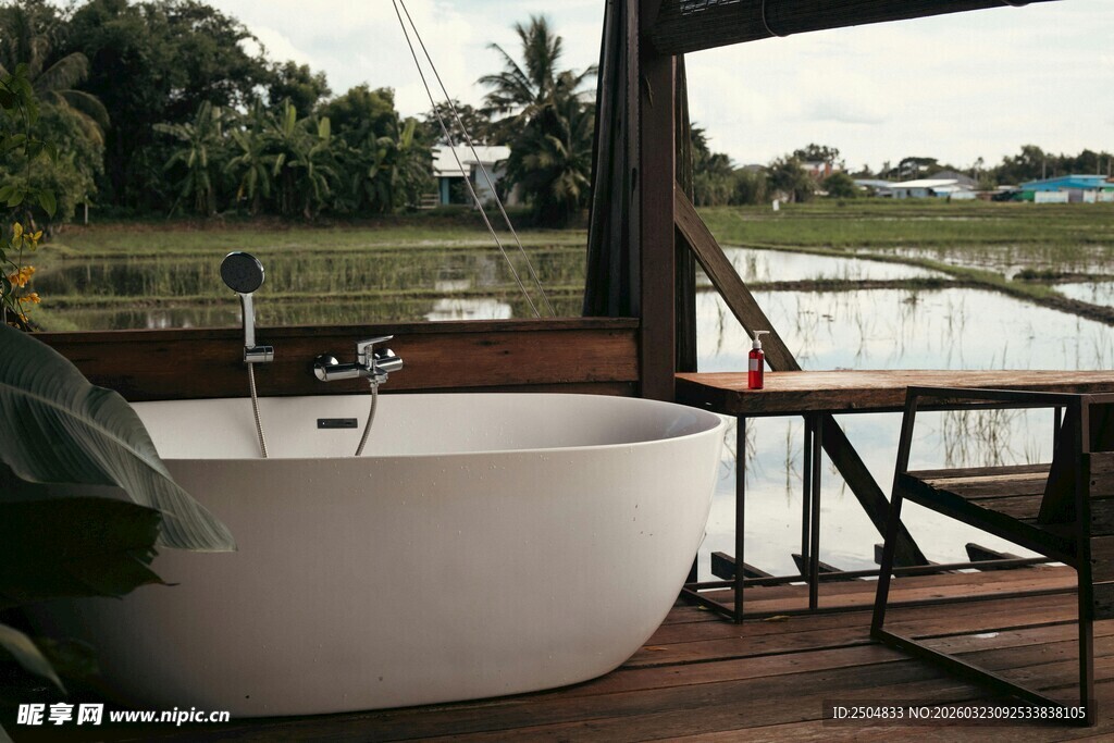 湖畔露台浴缸惬意景致