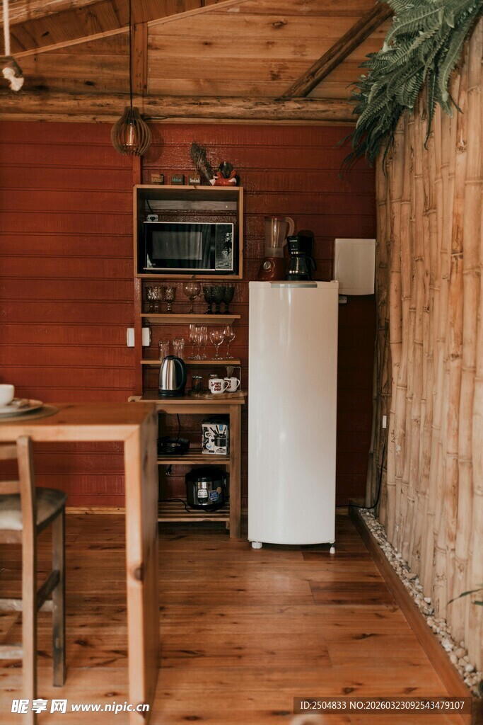 温馨木质厨房一角