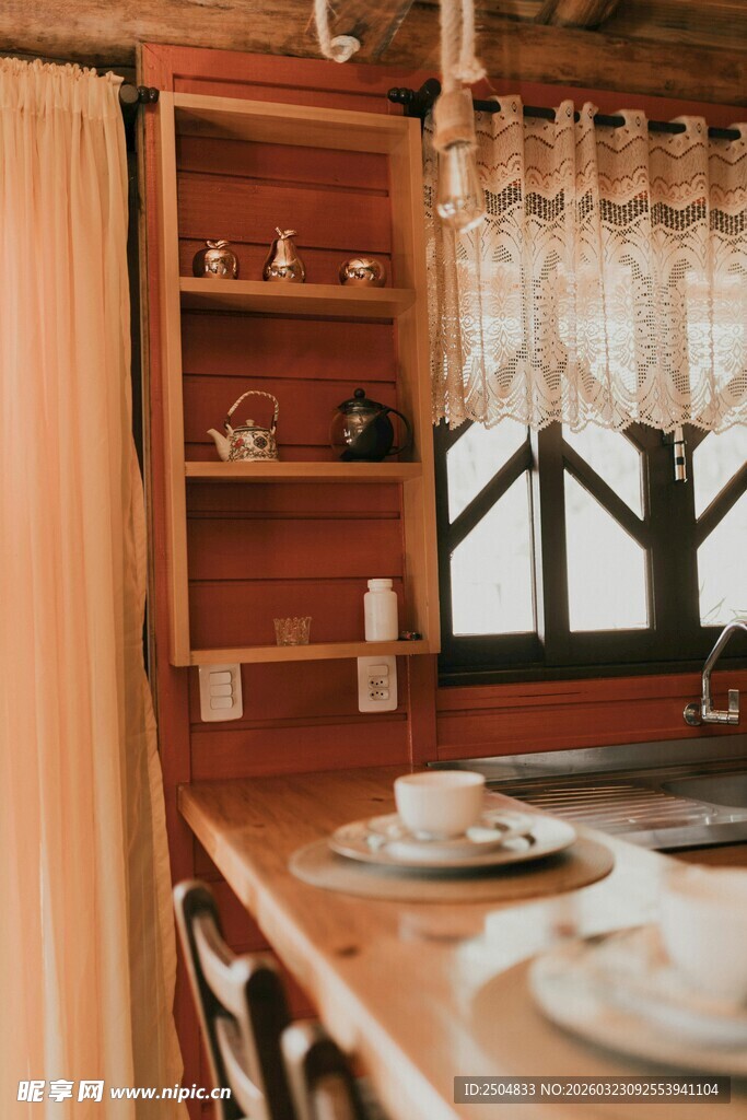 温馨木质室内用餐场景