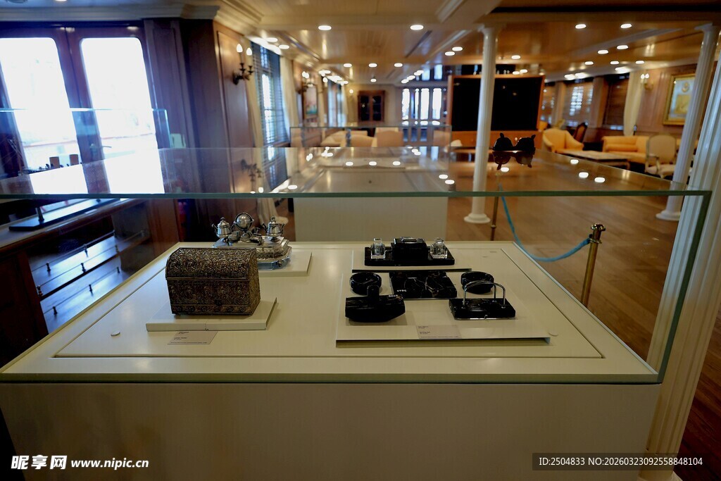 精致珠宝陈列于展示柜中