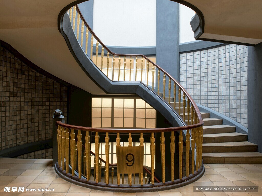 现代风格木质螺旋楼梯