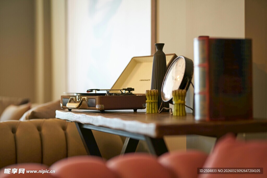 复古书房一角的静谧景致